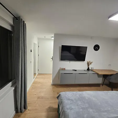 Fellas Abode 4 Buna-ziua *